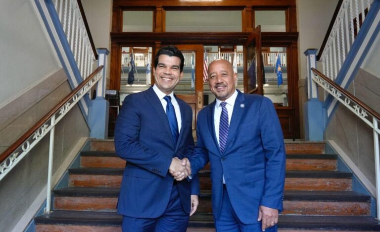 Wellington Arnaud es reconocido en Lawrence por el alcalde Brian DePeña durante encuentro estratégico en Boston sobre desarrollo y cooperación