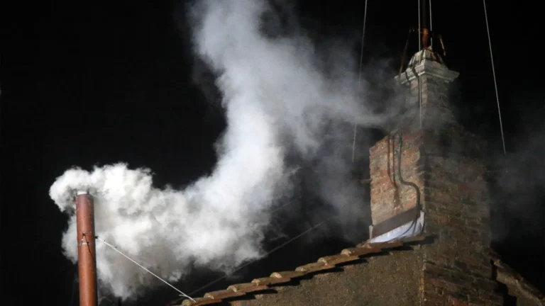 “Habemus Papam” | Humo blanco en el Vaticano: ya hay nuevo Papa, sucesor de Francisco
