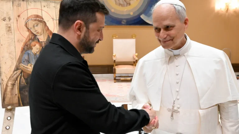 Papa León XIV se reúne con Zelensky en el Vaticano y clama por una paz justa y duradera para Ucrania