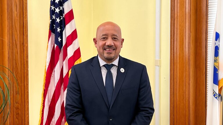 Alcalde de Lawrence, Massachusetts Brian Depeña denuncia clima de miedo en EE. UU. y defiende la dignidad del inmigrante en su nuevo libro