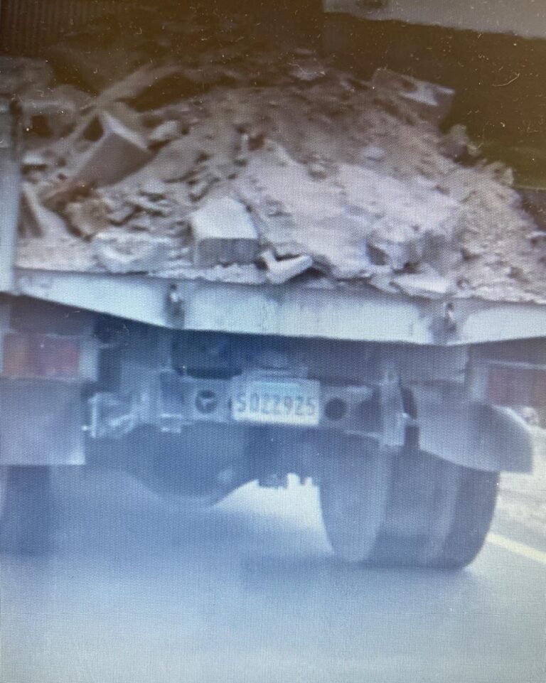 Camión cargado de escombros transita sin protección por Circunvalación Guateque – Bávaro y pone en riesgo a conductores