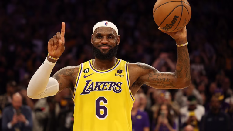 Lebron James renueva con los Lakers por 52.6 millones y jugará su temporada número 23 en la NBA