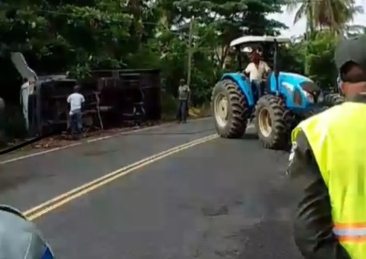 Muere conductor tras volcamiento de camión dePollo Cibao en carretera el Seibo-Miches