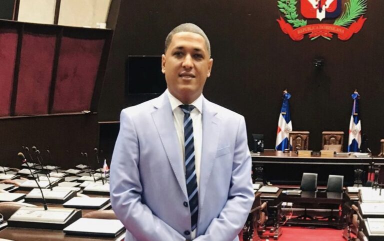 Diputado Francisco Villegas denuncia chantaje de abogados y niega disputa por herencia y llama a sus hermanos acercarse a el para tratar el tema