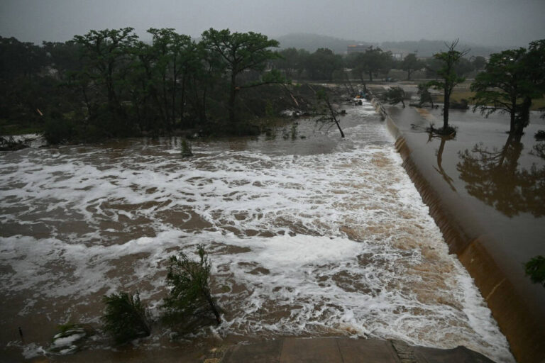 Aumenta a 68 la cifra de muertos por inundaciones en Texas; 21 eran niños y aún hay desaparecidos