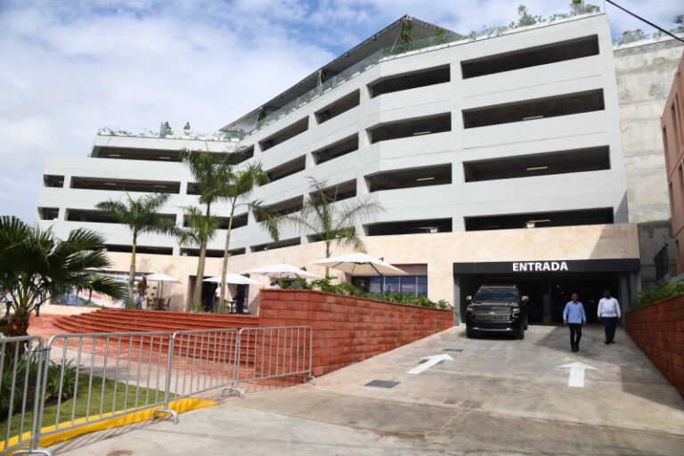 Gobierno inaugura moderno edificio de parqueos en la Zona Colonial operado por empresa panameña