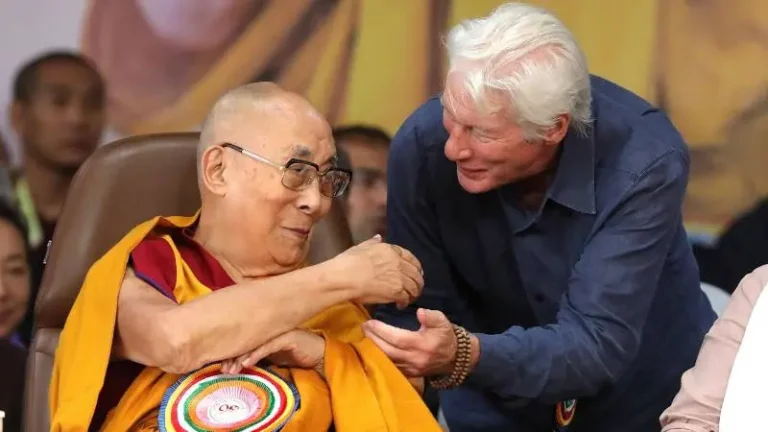 Dalái Lama celebra 90 años en Dharamshala junto a miles de devotos y la visita especial de Richard Gere