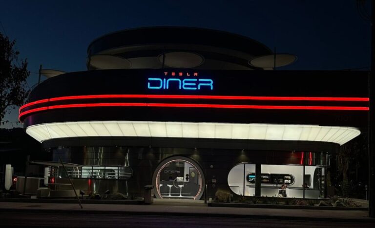 Tesla inaugura Diner retrofuturista en Hollywood con robots y autocine