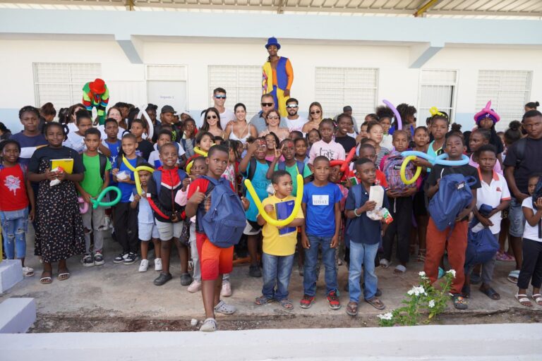 Fundaciones JJJ Acevedo y Mi Milagro Isanely reparten esperanza y útiles escolares a niños de Verón Punta Cana