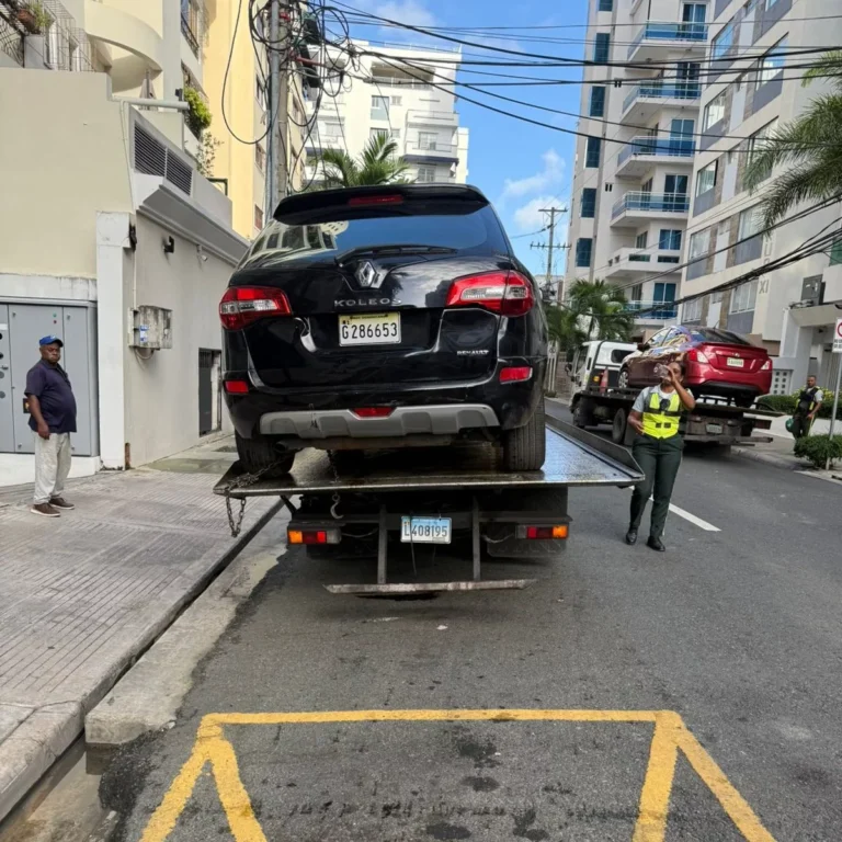 Al menos 40 conductores multados en Naco en el primer día del Plan “Parquéate RD”