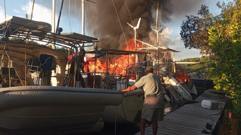 Incendio consume velero en muelle de Cumayasa y afecta parcialmente otra embarcación en San Pedro de Macorís