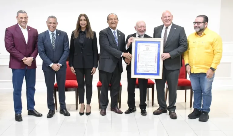 Jochy Santos recibe reconocimiento del Senado por 50 años de trayectoria en la comunicación