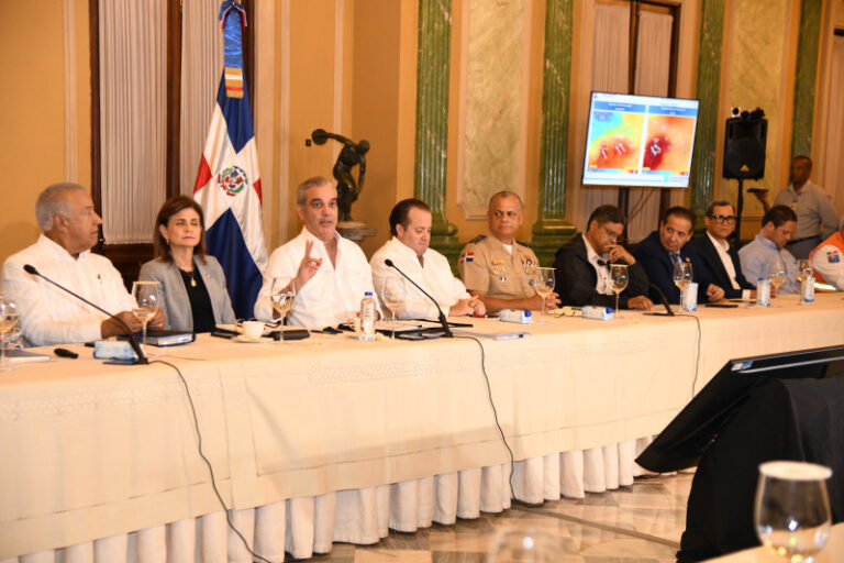 Gobierno llama a la normalidad; solo cuatro provincias en alerta roja siguen con suspensión de clases y labores