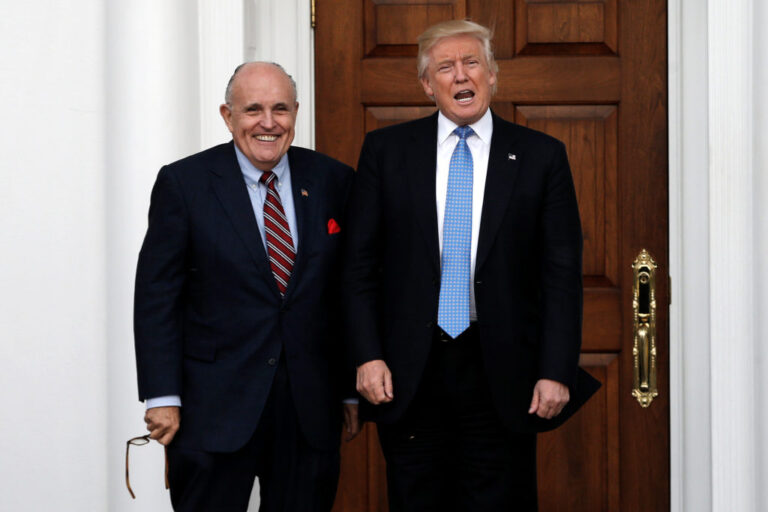Trump otorga indulto total a Giuliani, Meadows y otros aliados implicados en el caso electoral de 2020