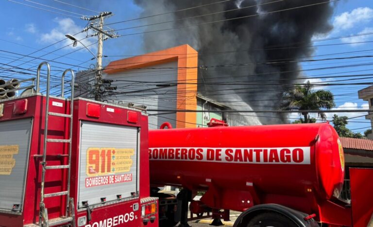 Incendio consume almacén de tecnología Prodacom en Santiago; autoridades investigan causa | Video