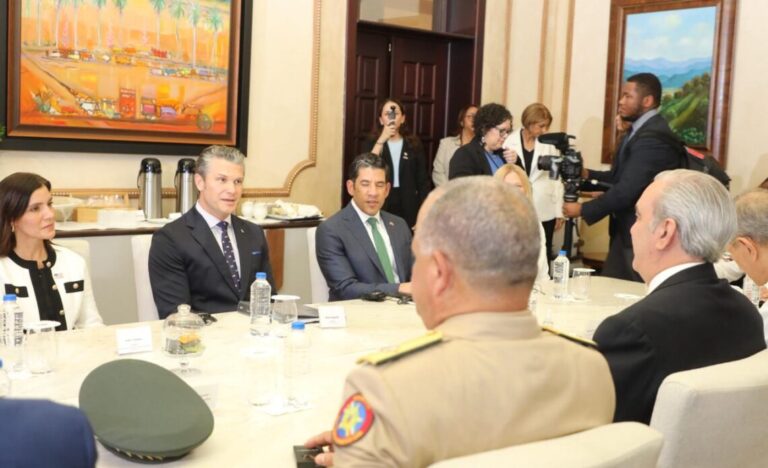 Hegseth afirma que RD es líder regional contra los “narcoterroristas” y respalda ofensiva conjunta con Abinader