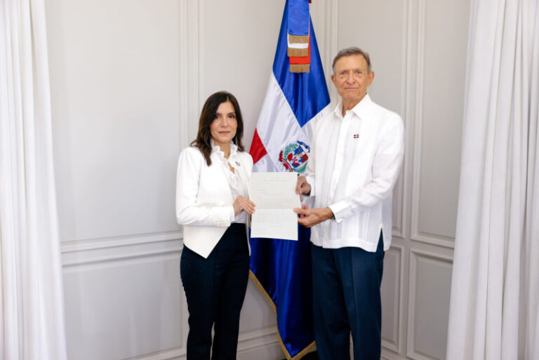Leah Francis Campos presenta copias de estilo y avanza protocolo como nueva embajadora de los Estados Unidos en RD