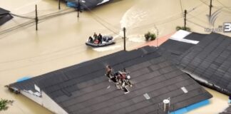 Rescate dramático: familia es salvada del tejado en medio de inundaciones en Tailandia | Video