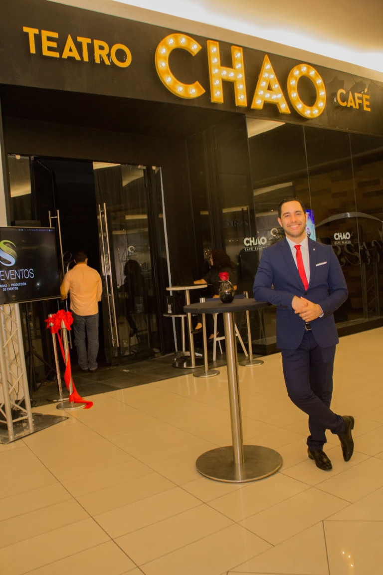 Cierre de Chao Teatro Café desata fuerte choque en X entre el periodista Leonardo Jáquez y el actor Raeldo López