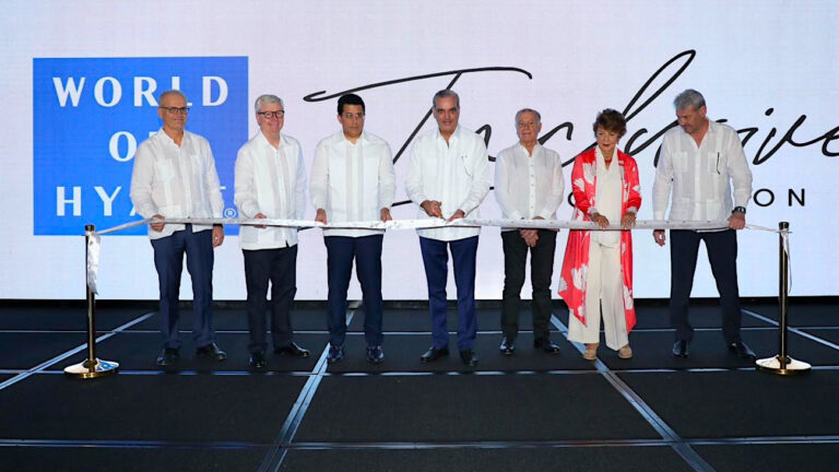 Miches despega al turismo de lujo: Presidente Abinader inaugura dos hoteles Dreams y Secrets con inversión de RD$23,000 millones