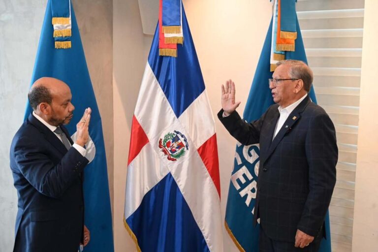 Leonardo Aguilera juramenta a Luis Valdez como nuevo vicepresidente ejecutivo de Seguros Reservas