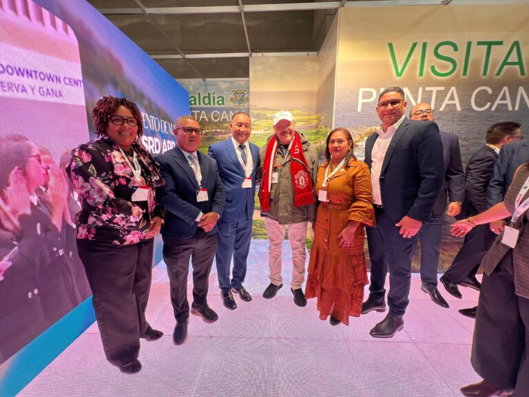Alcalde Manolito Ramírez hace historia al inaugurar el primer stand municipal de Verón Punta Cana en FITUR 2026
