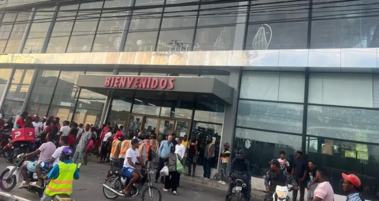 Tiroteo en tienda china de Verón deja tres heridos tras mujer desarmar a un agente de seguridad | Video