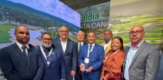 ADOMPRETUR Punta Cana reconoce al alcalde Manolito Ramírez por histórico stand en FITUR 2026