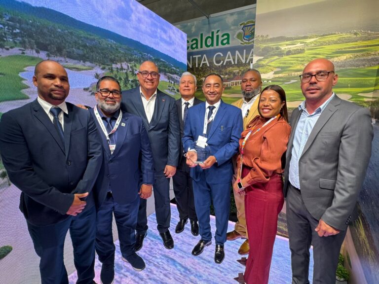 ADOMPRETUR Punta Cana reconoce al alcalde Manolito Ramírez por histórico stand en FITUR 2026