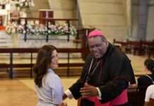 Embajadora de EE. UU. visita la Basílica de Higüey durante la celebración del Día de Reyes
