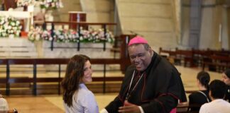 Embajadora de EE. UU. visita la Basílica de Higüey durante la celebración del Día de Reyes