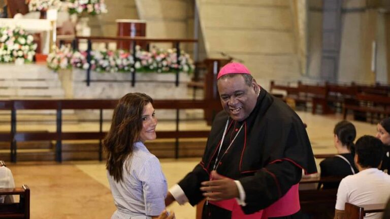 Embajadora de EE. UU. visita la Basílica de Higüey durante la celebración del Día de Reyes