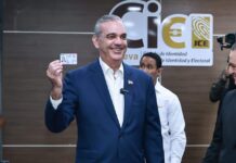 Presidente Abinader renueva su cédula y JCE fija cedulación masiva para el 12 de abril