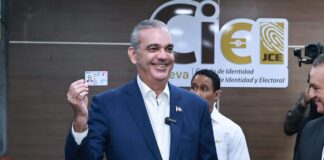 Presidente Abinader renueva su cédula y JCE fija cedulación masiva para el 12 de abril