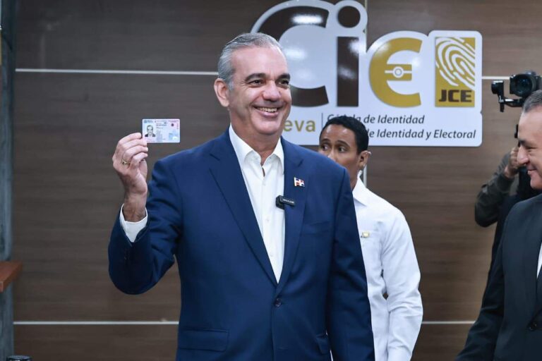 Presidente Abinader renueva su cédula y JCE fija cedulación masiva para el 12 de abril