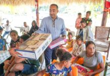 Alcalde Manolito Ramírez entrega juguetes con motivo del día de Los Reyes a niños de Juanillo y de Suero