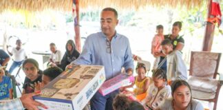 Alcalde Manolito Ramírez entrega juguetes con motivo del día de Los Reyes a niños de Juanillo y de Suero
