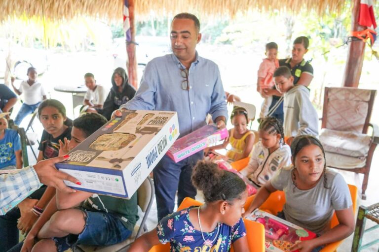 Alcalde Manolito Ramírez entrega juguetes con motivo del día de Los Reyes a niños de Juanillo y de Suero