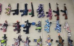 Pro Consumidor prohíbe venta de pistolas de hidrogel por riesgo a la salud infantil