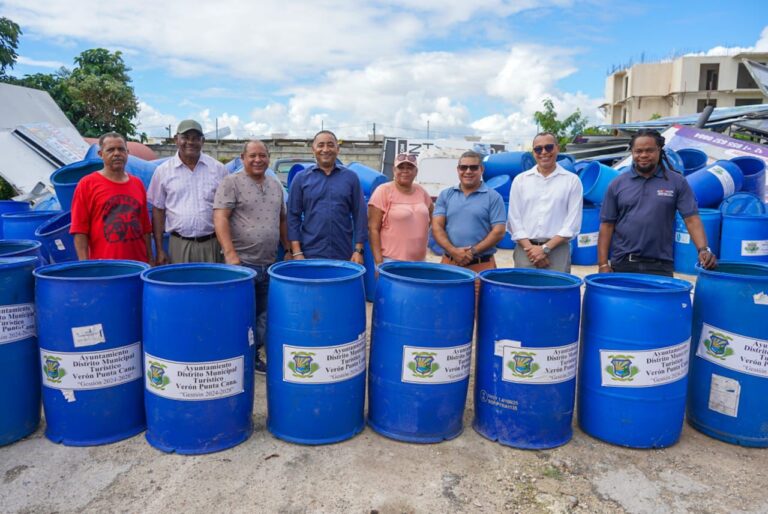 Alcaldía impulsa la campaña “Verón Punta Cana más limpio” con entrega de tanques de basura a líderes comunitarios de varios sectores de la zona