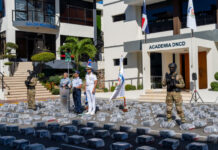 Incautan más de dos toneladas de presunta cocaína en operación conjunta con EE.UU. frente a Baní, RD