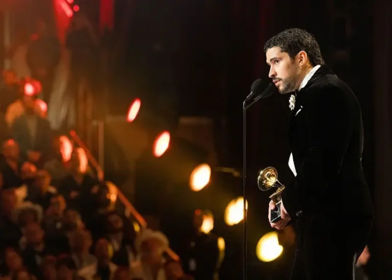 Bad Bunny hace historia en los Grammy y lanza contundente mensaje contra el ICE