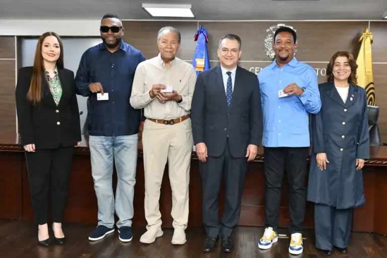 JCE avanza con entrega de nueva cédula a leyendas de Cooperstown e incluye a personas con discapacidad