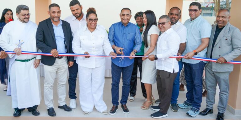 Alcalde Manolito Ramírez deja inaugurado parque en el sector Don Agustín de Verón