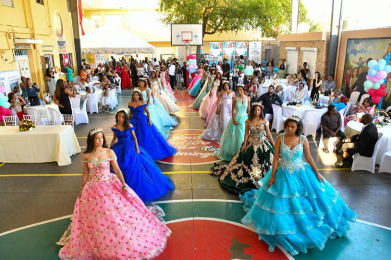 Celebran quinceaños colectivos a 21 adolescentes de escasos recursos en sector Las Cañitas