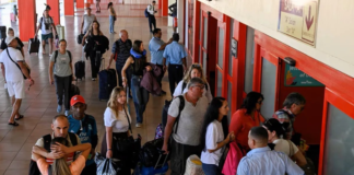 Turistas abandonan Cuba en medio de crisis de combustible