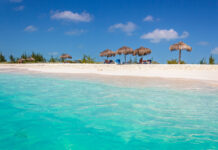 Cuba comienza a cerrar hoteles y reubicar turistas por crisis de combustible