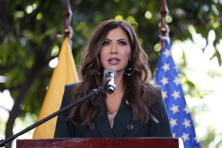 Presidente Trump destituye a Kristi Noem como secretaria de Seguridad Nacional