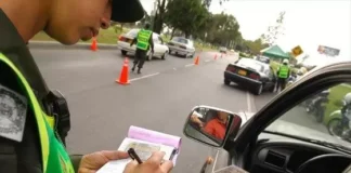 Joven denuncia que aparece con 18 multas de tránsito pese a no tener vehículo ni licencia