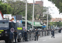 Desalojo masivo en Teleofertas: policías, perros K9 y camión antimotines toman la Máximo Gómez con 27 de Febrero